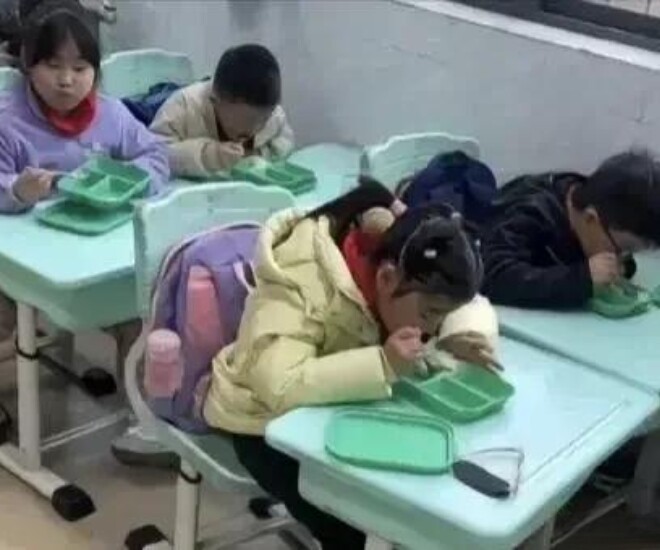 Những điều cần lưu ý về chế độ ăn của trẻ tại trường